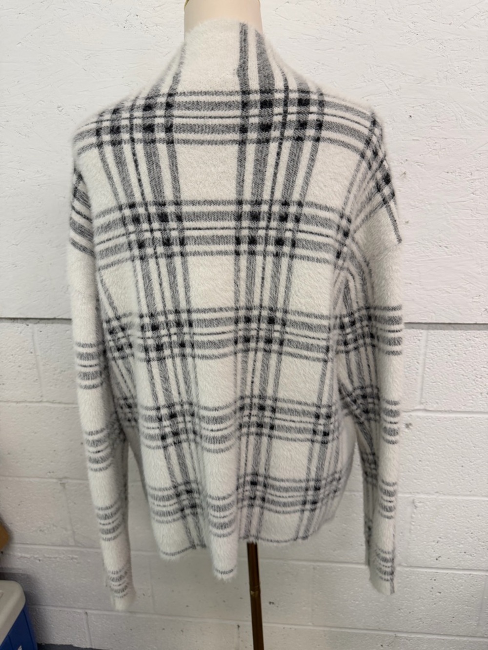 Tahari Cozy Cream & Gray Plaid Knit Sweater - Picture 4 of 6